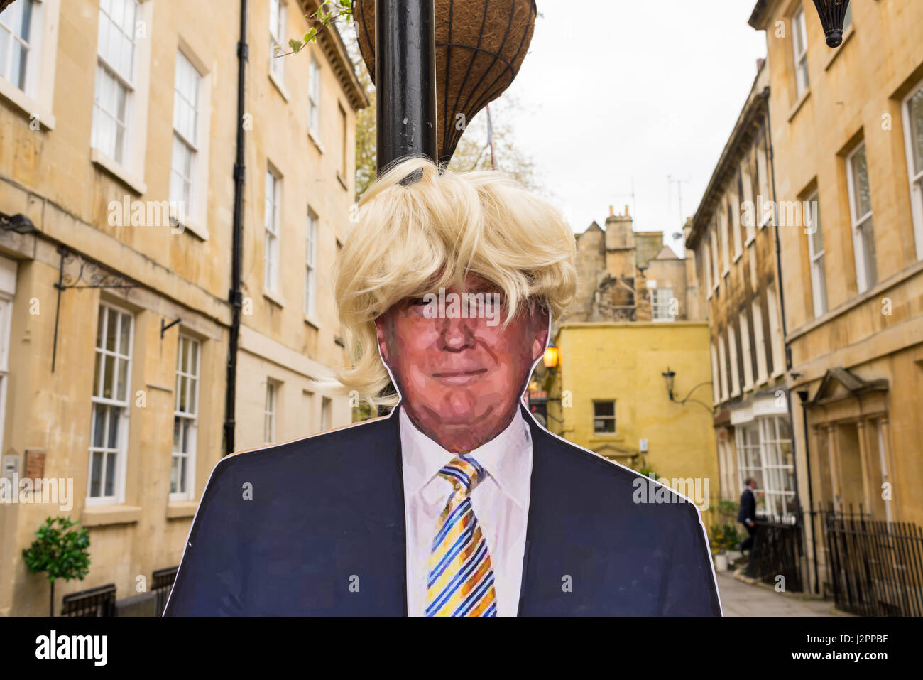 Dimensione reale copia di Donald Trump, attuale presidente degli Stati  Uniti in cartone che indossa una parrucca bionda attaccato ad un lampione  in una strada in bagno, UK Foto stock - Alamy