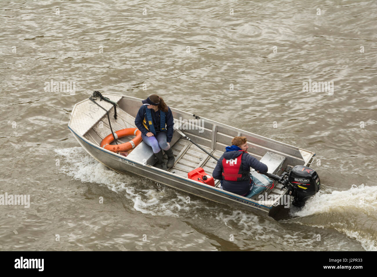 Una barca di salvataggio su un fiume in Inghilterra Foto Stock