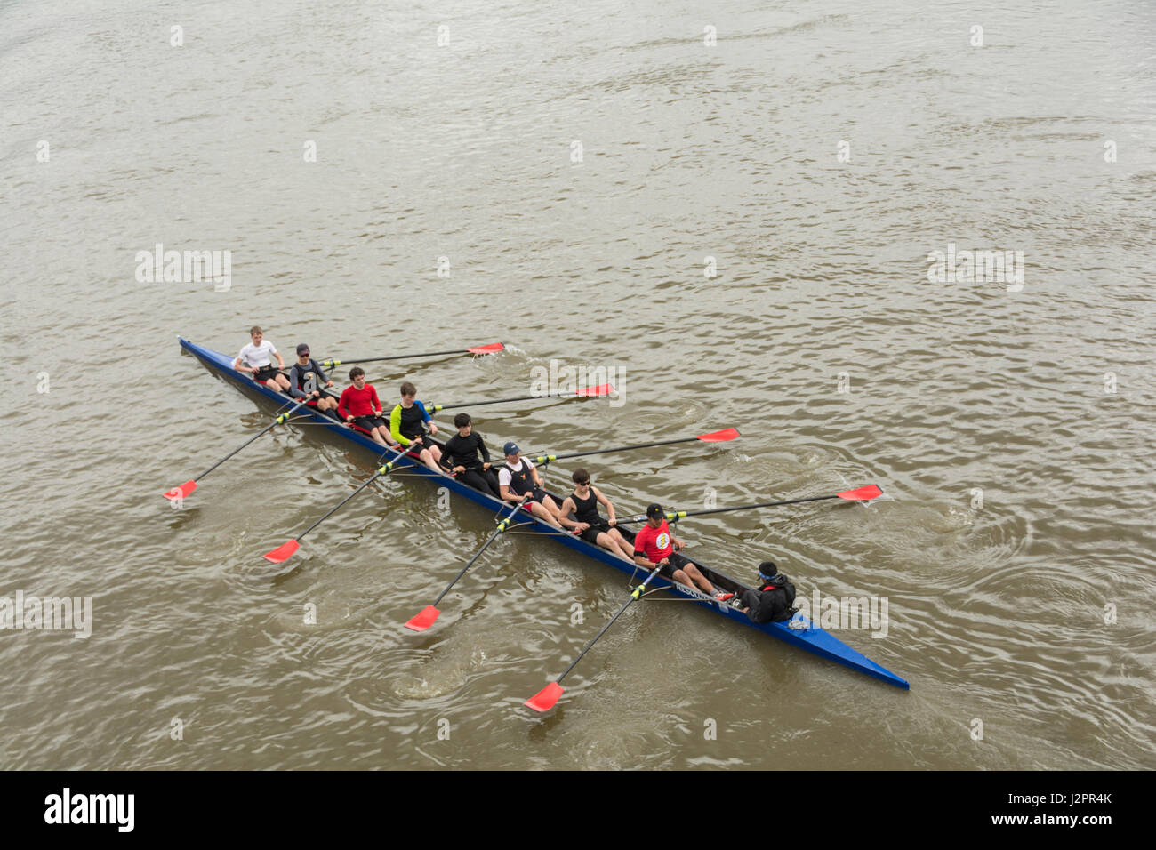 Una barca a remi otto sul Fiume Tamigi a Londra, Inghilterra, Regno Unito Foto Stock