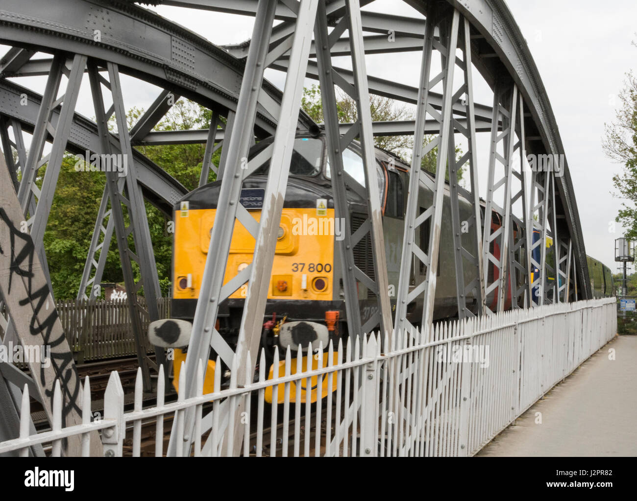 Una classe 40 Co-Co locomotiva diesel passa sopra Barnes Rail Bridge Foto Stock