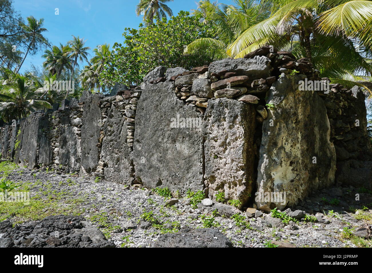 Polinesia francese antica struttura in pietra, marae Manunu sul motu Maeva, Huahine Island, South Pacific Oceania Foto Stock