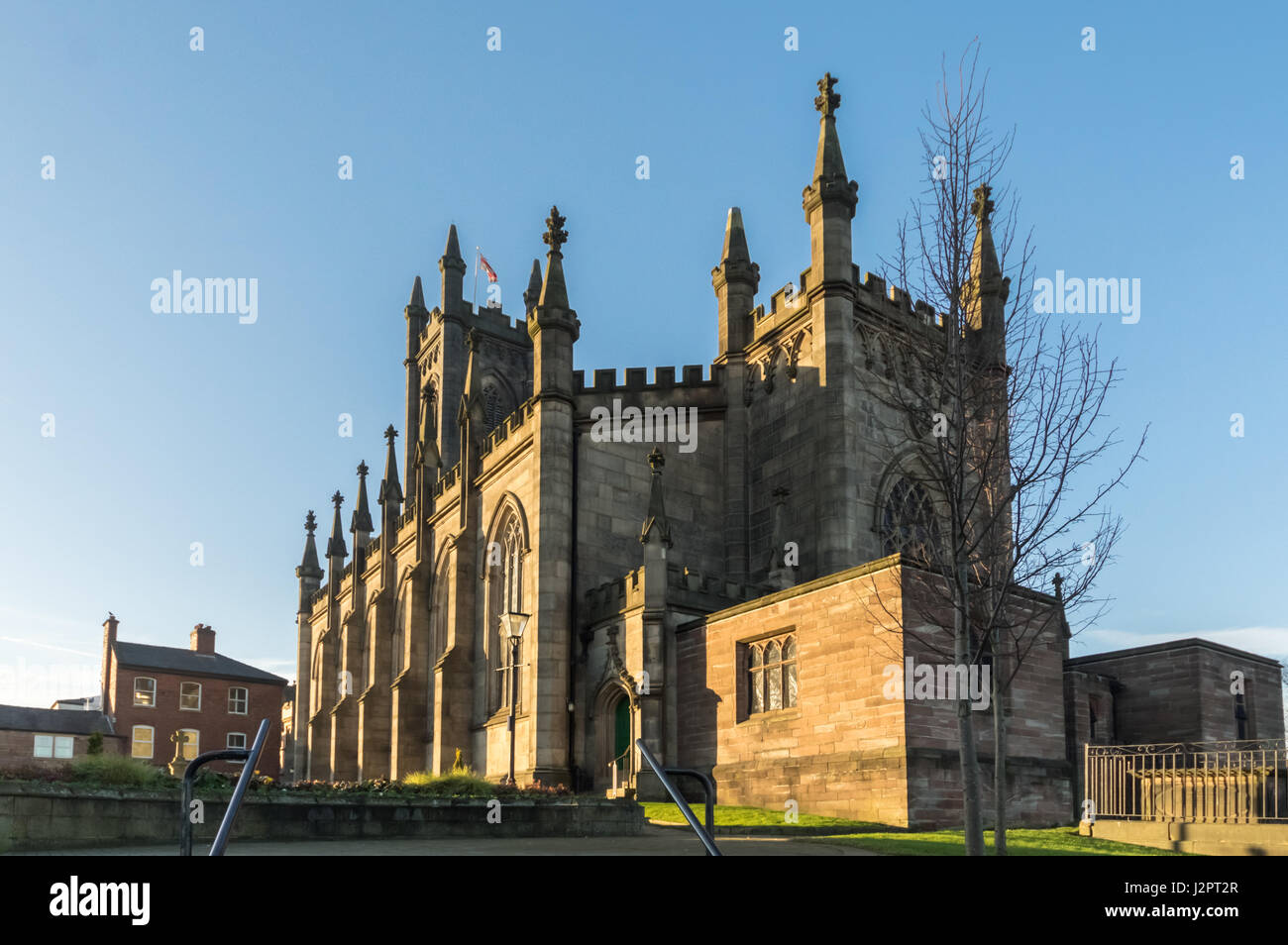 St Mary's chiesa parrocchiale Oldham in un pomeriggio soleggiato, guardando a nord Foto Stock