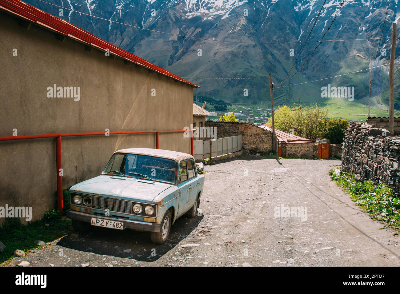 Stepantsminda Gergeti, Georgia - 23 Maggio 2016: Russo vecchio arrugginito VAZ-2106 Zhiguli berlina auto il parcheggio sulla strada del villaggio. La popolarissima auto, era in Foto Stock