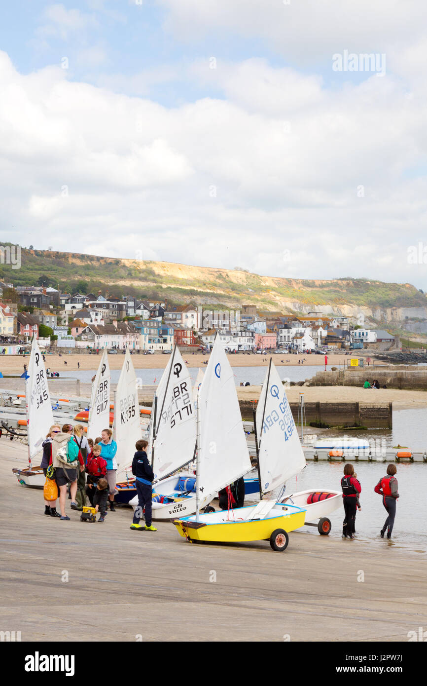 Bambini Vela - i bambini ad imparare a vela derive optimist, Lyme Regis, DORSET REGNO UNITO Foto Stock