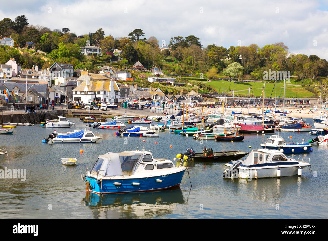 Il Dorset Paesaggio - barche nel porto su una soleggiata giornata di primavera in aprile, Lyme Regis Harbour, Lyme Regis Dorset Regno Unito Foto Stock