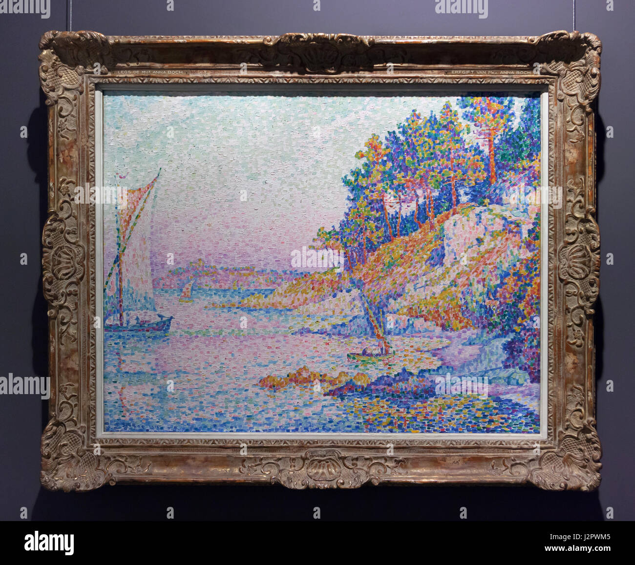 Dipinto 'L' Calanque ("Bay') dal neo-impressionisti francesi pittore Paul Signac (1906) sul display al Museo Reale di Belle Arti di Bruxelles, Belgio. Foto Stock
