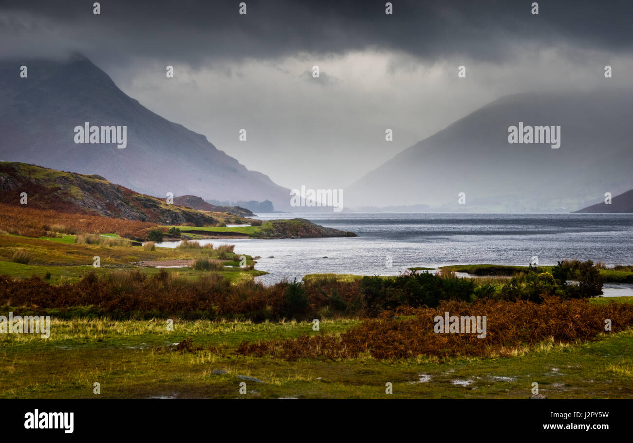 Wastwater, Lake District inglese, in un giorno di pioggia in autunno Foto Stock