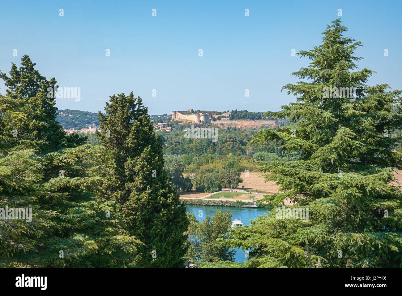 Questo in stile inglese city park è situato nel centro della città di Avignon sul Rocher des Doms e offre un ampia vista del fiume Rodano Foto Stock