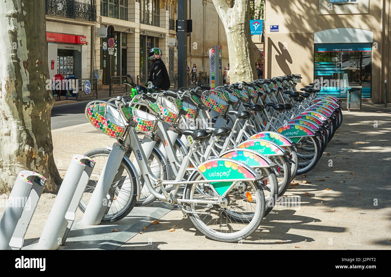 Avignon, Francia, 9 Settembre 2016: a breve termine noleggio bici nella città vecchia di Avignone Foto Stock