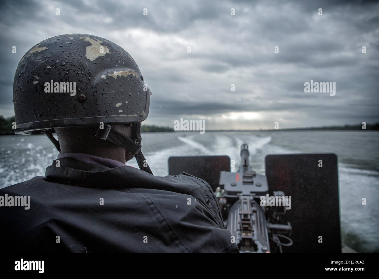 La marina militare nigeriano lasciare il porto nelle prime ore del mattino per il pattugliamento dei fiumi e torrenti per raffinerie illegali e guide di olio, Port Harcourt, fiumi stato, Nigeria Foto Stock