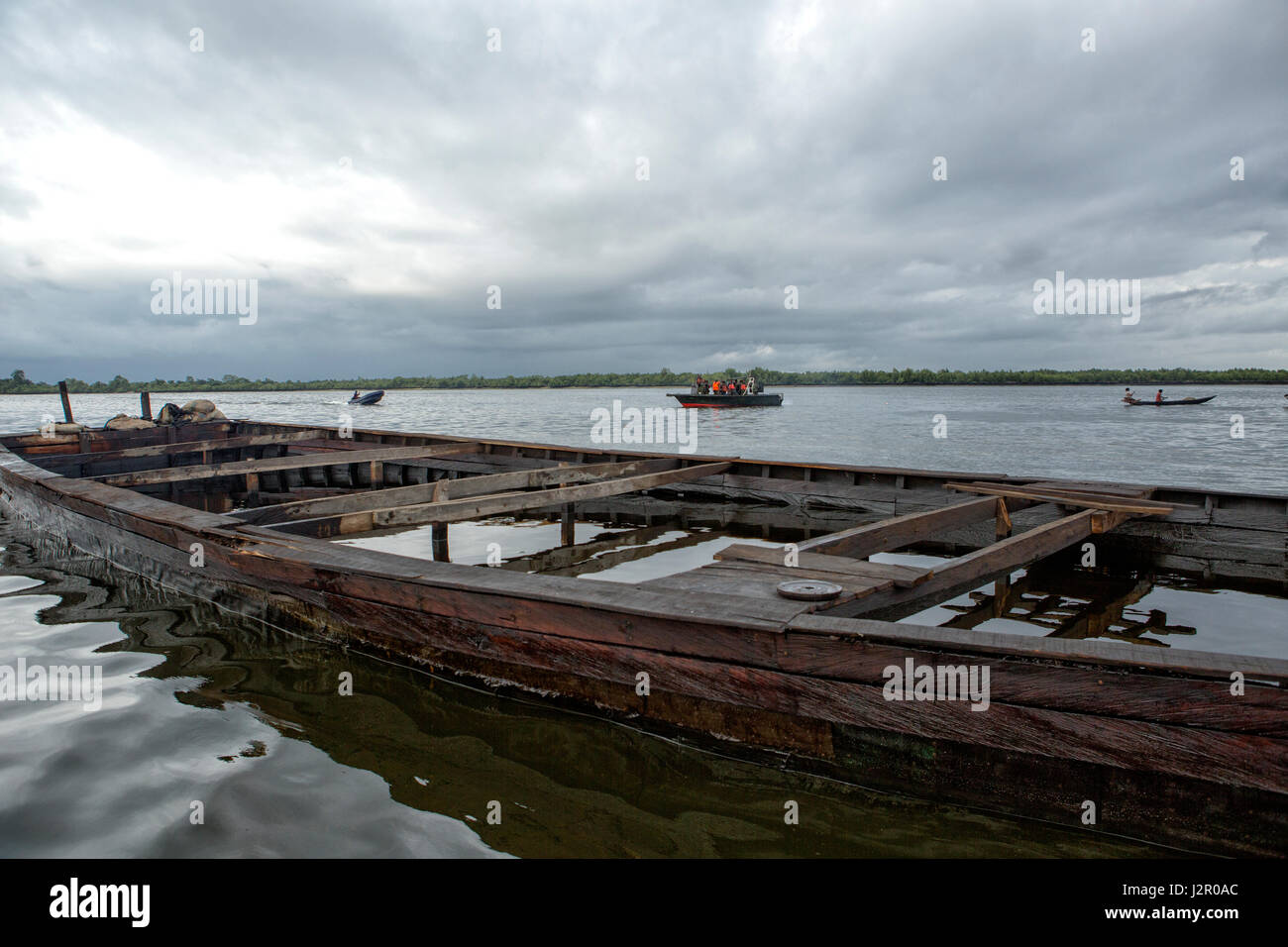 Una chiatta di legno pieno di olio da una raffineria illegale viene catturato dalla Marina militare nigeriano durante una pattuglia nel Delta del Niger, fiumi stato, Nigeria Foto Stock