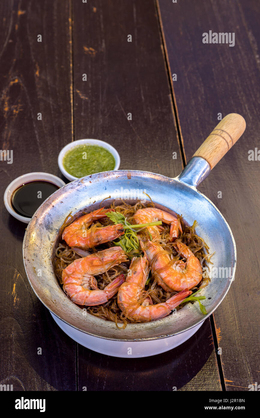 Gamberi cotti al vapore con vermicelli in pentola Foto Stock