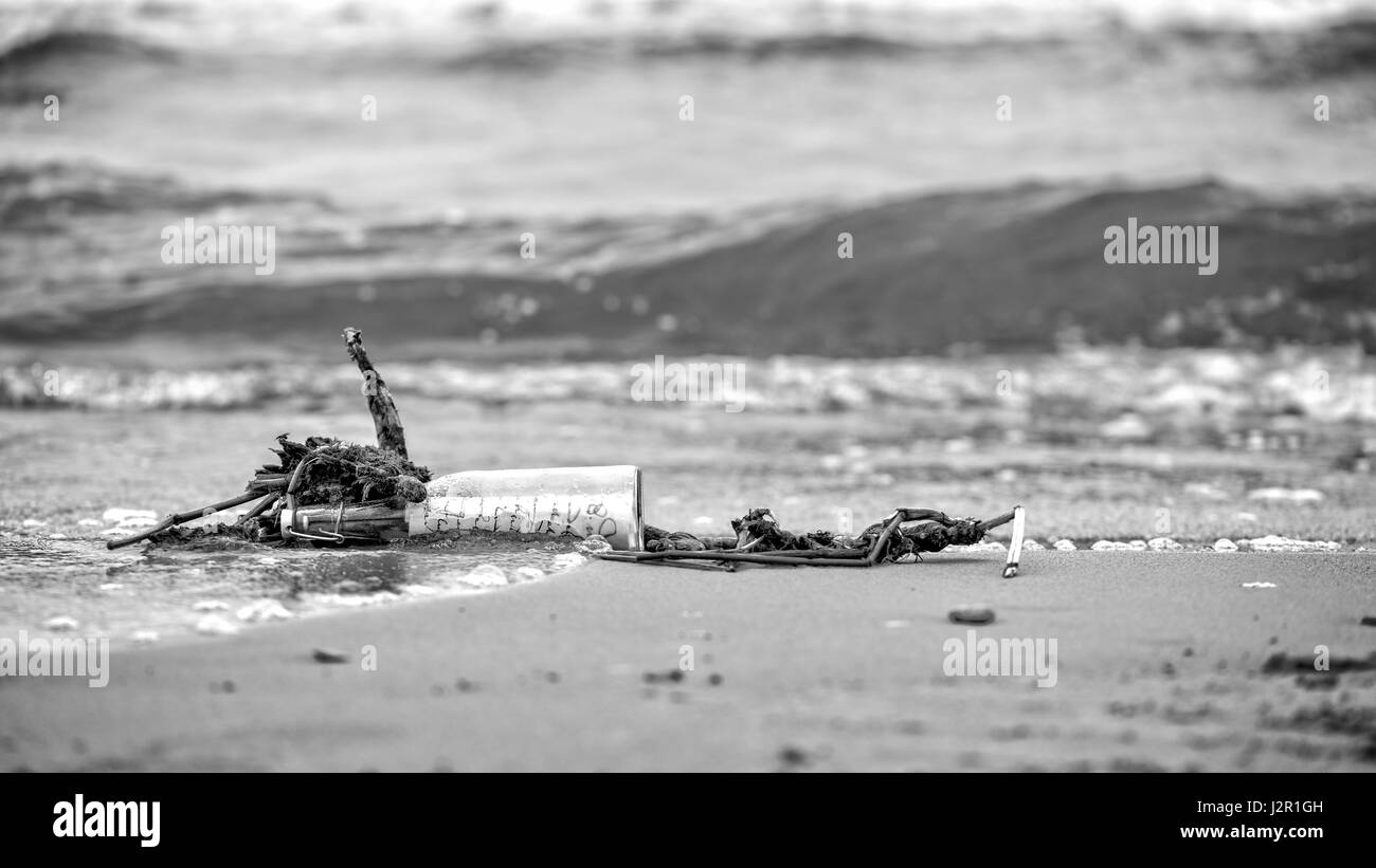Lavata dal mare vecchia bottiglia con un messaggio. Foto Stock