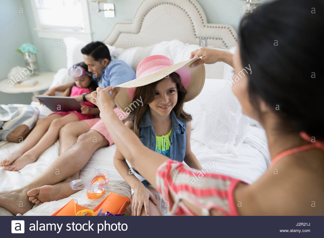 Cappello sul letto immagini e fotografie stock ad alta risoluzione - Alamy