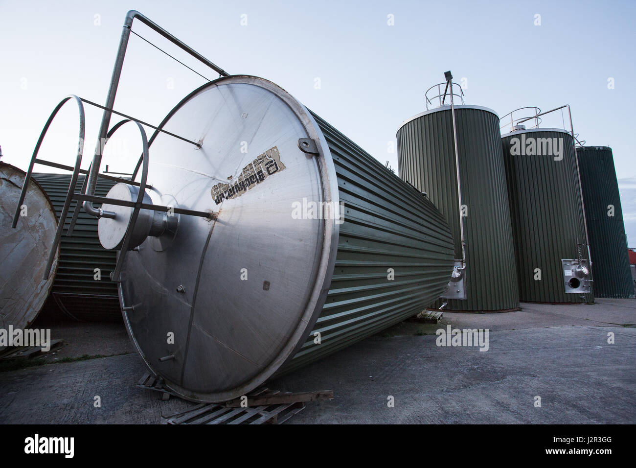 Torri di produzione del formaggio giacciono abbandonati in un cantiere Foto Stock