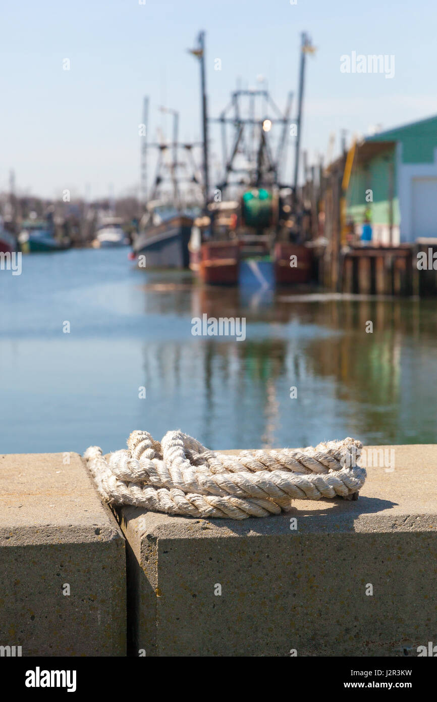 BELFORD, NEW JERSEY - 11 Aprile 2017: la pesca commerciale barche sono ancorate al Belford cooperativa di frutti di mare Foto Stock