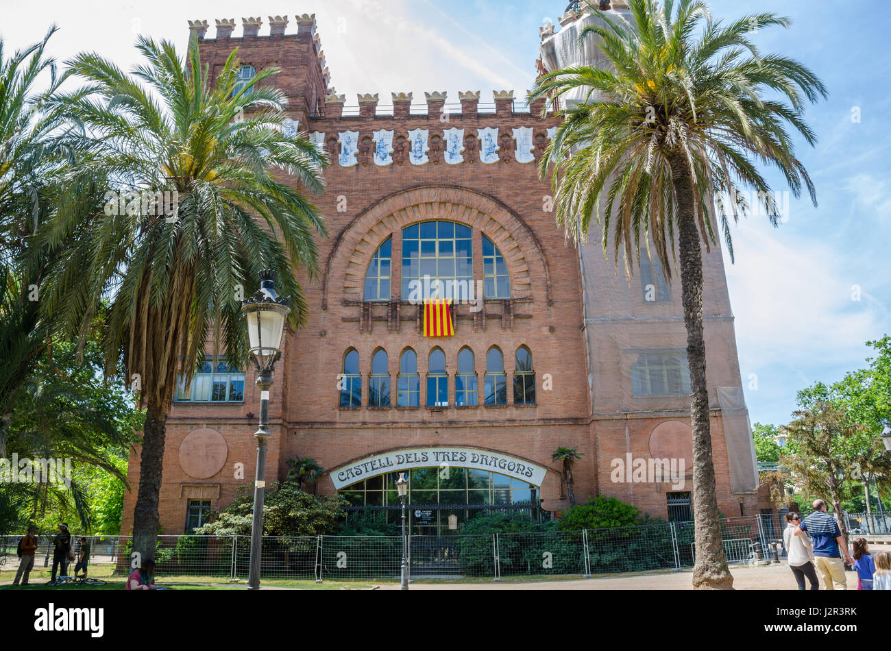 Il flag Cataloinian pende da una finestra del castello di tre draghi in Barcellona. Foto Stock