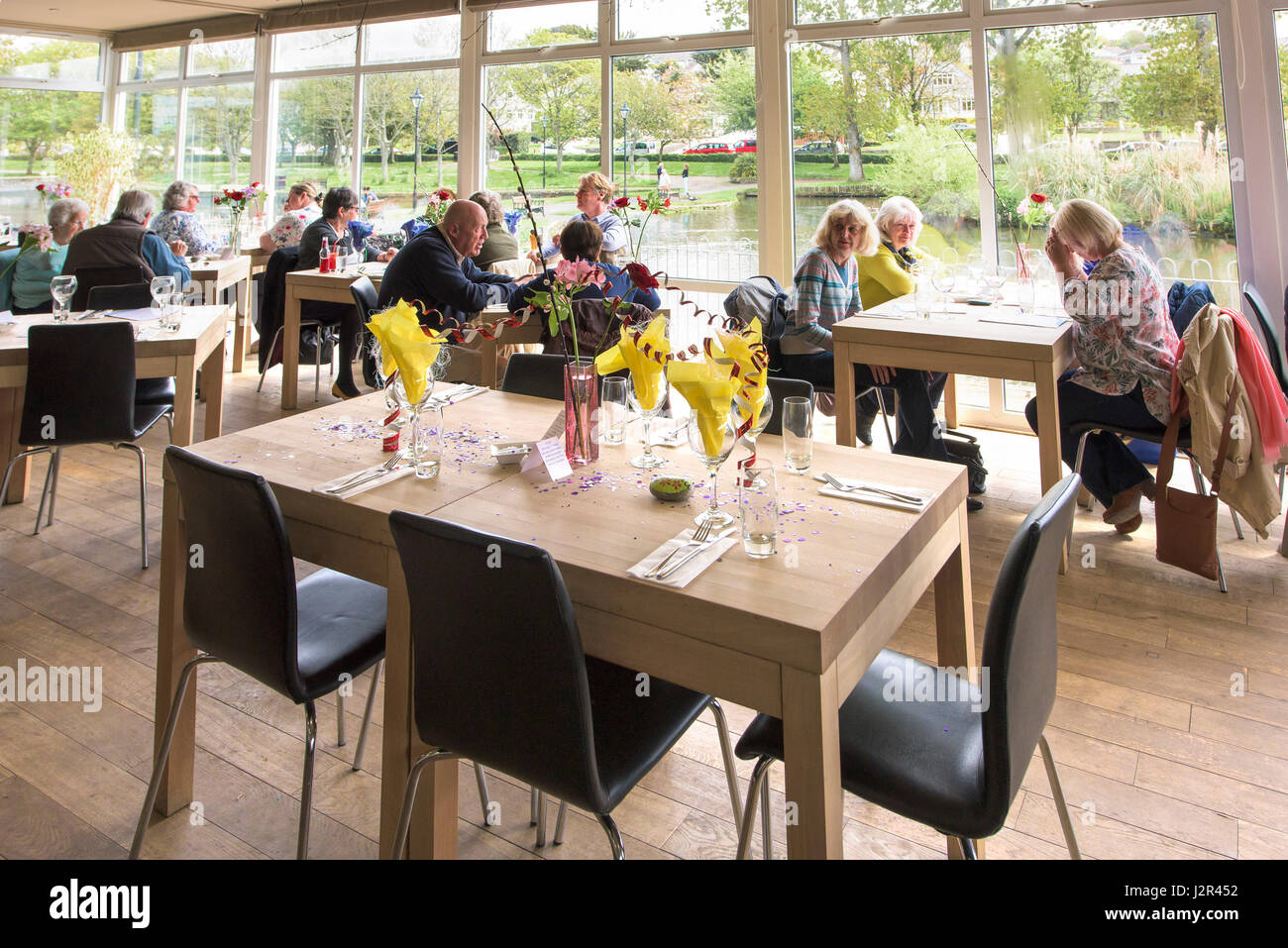 Ristorante interno; i clienti; atmosfera rilassata; godendo; divertimento; tavolo riservato; Celebrazione; tabella decorazioni; pranzo Foto Stock