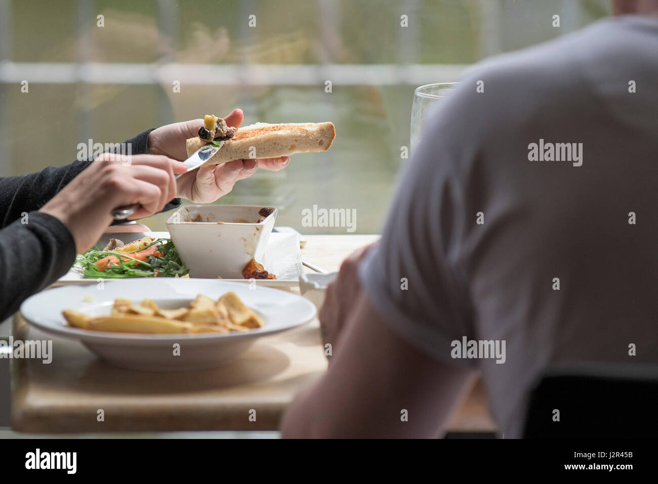 Pasti al ristorante Diners pasto mangiando cliente gustando un pasto Foto Stock