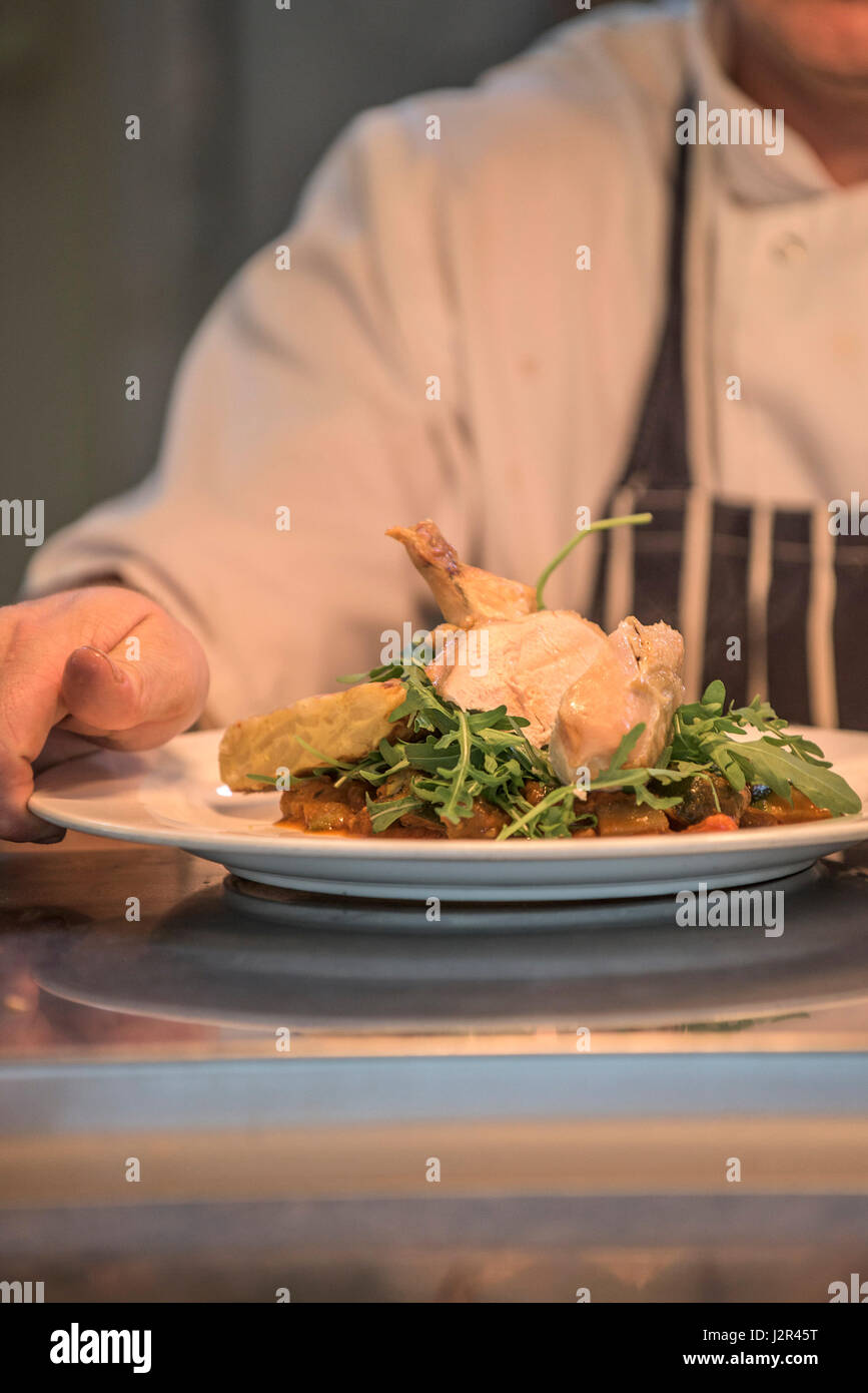 Un pasto preparato da uno chef ha presentato presso il pass pronto per servire. Foto Stock