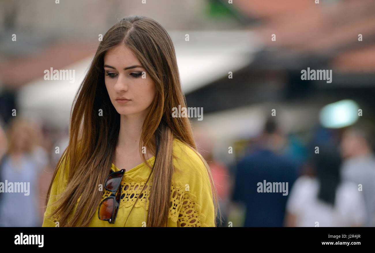 Ritratto di un pelo marrone donna per le strade di Sarajevo città vecchia Foto Stock