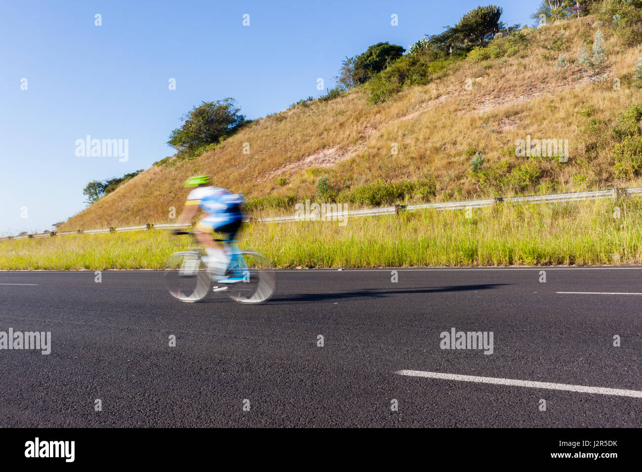 Ciclista ciclismo sfocatura velocità di corsa su strada Foto Stock