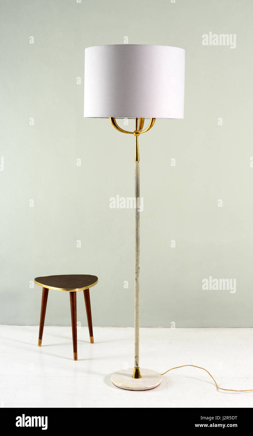 Piano Elettrico Lampada Cilindrico Con Tonalita Di Bianco E Il Cavalletto Di Legno Sgabello In Un Arredo Di Interni E Di Design Foto Stock Alamy