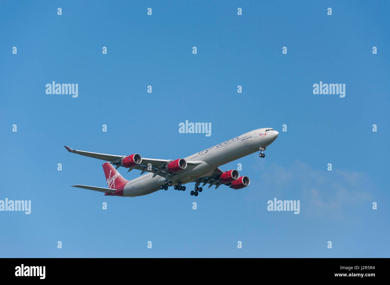 Virgin Atlantic Airbus A380-600 aerei di atterraggio all' Aeroporto di Heathrow, Greater London, England, Regno Unito Foto Stock