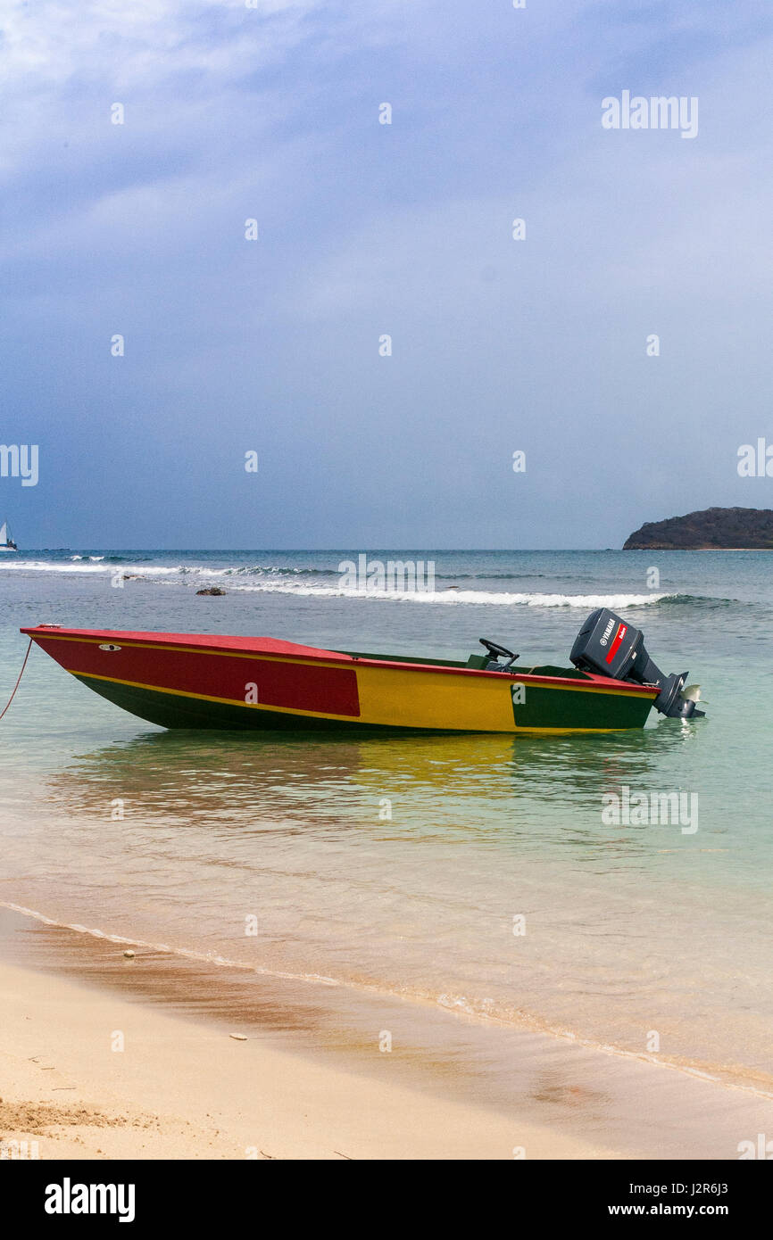 Moored colorato con una barca a motore: Salt Whistle Bay, Mayreau, Saint Vincent e Grenadine. Foto Stock