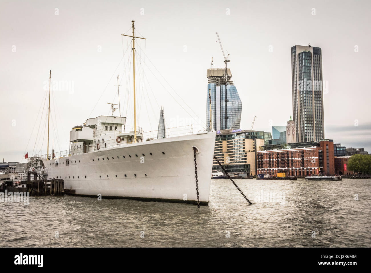 HQS Wellington attraccate al tempio scale, Victoria Embankment, London, Regno Unito Foto Stock