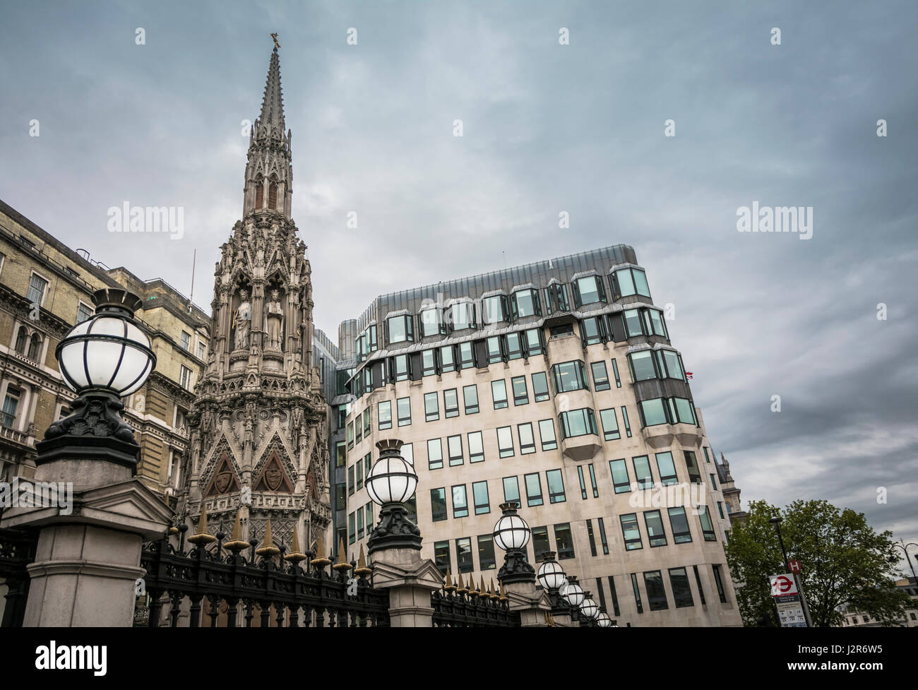 Il piazzale della stazione ferroviaria di Charing Cross a Londra, Inghilterra, Regno Unito Foto Stock