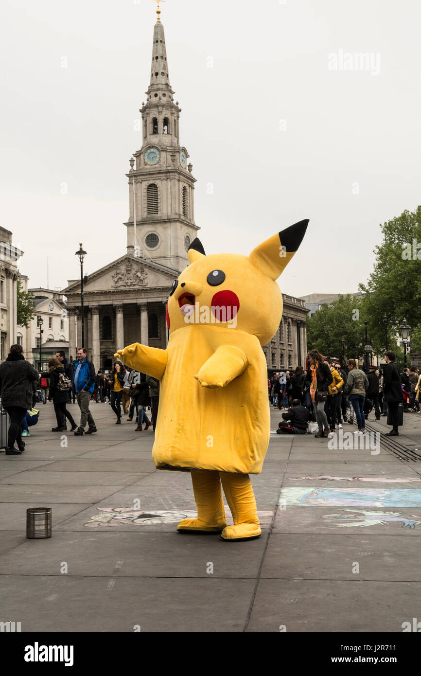 Pikachu il simpatico personaggio di Pokemon in Trafalgar Square a Londra, Inghilterra, Regno Unito Foto Stock