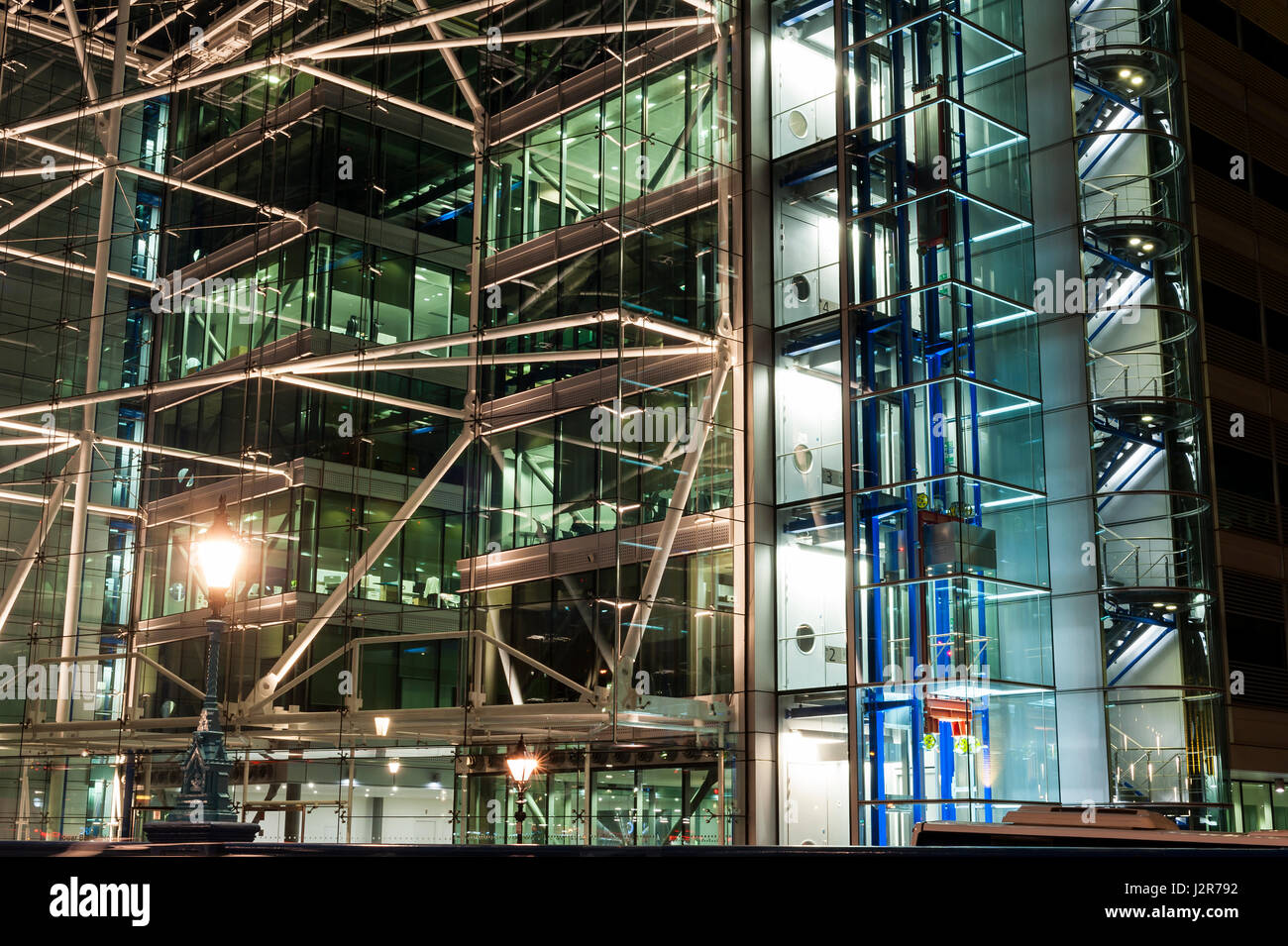 Una finestra di un edificio a più piani di vetro e acciaio di illuminazione per ufficio Foto Stock