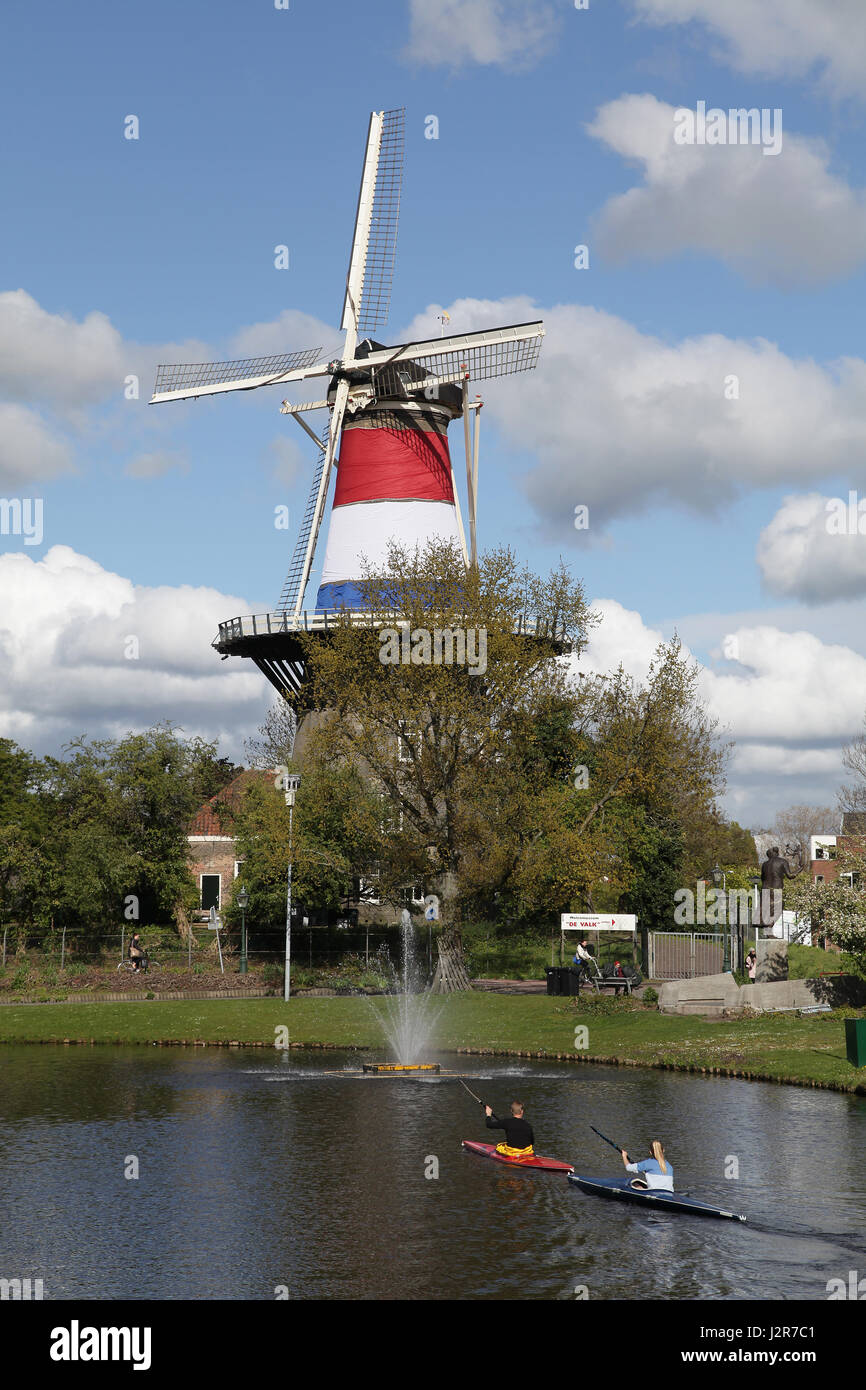 Mulino a vento De Valk Il Falcon con bandiera olandese Leiden Nethelands Foto Stock