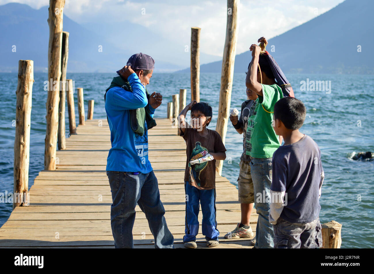 San Marcos, Solola Reparto, Guatemala - Gennaio 29, 2015: Locale popolo Maya sono visti al piccolo molo presso il lago Atitlan on gennaio 29, 2015 Foto Stock