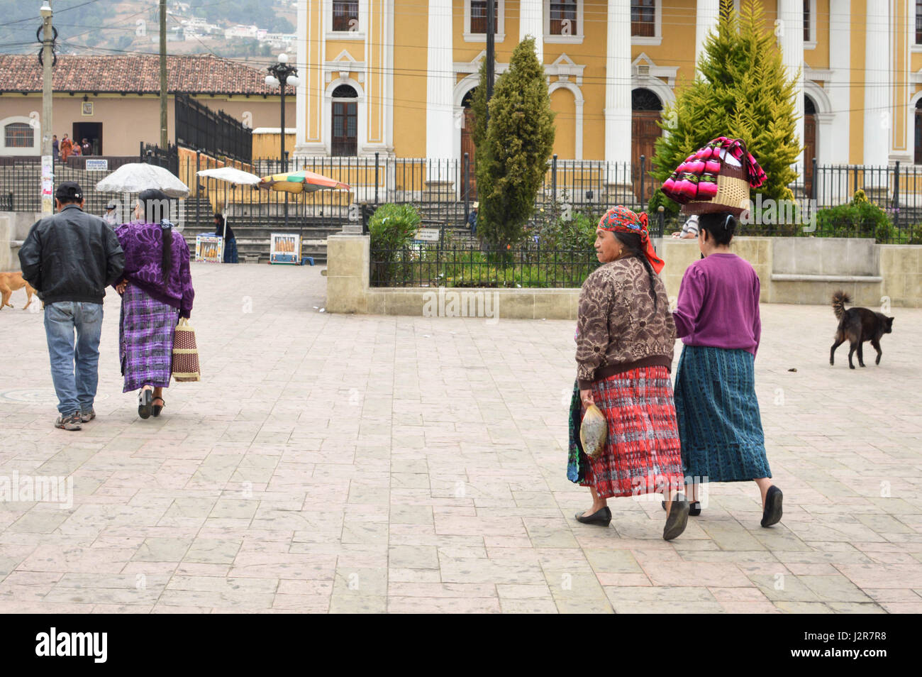 Totonicapan, Guatemala - Febbraio 10, 2015: popolo Maya passeggiare sulla piazza principale di una piccola città coloniale di Totonicapan in Guatemala. America centrale. Foto Stock