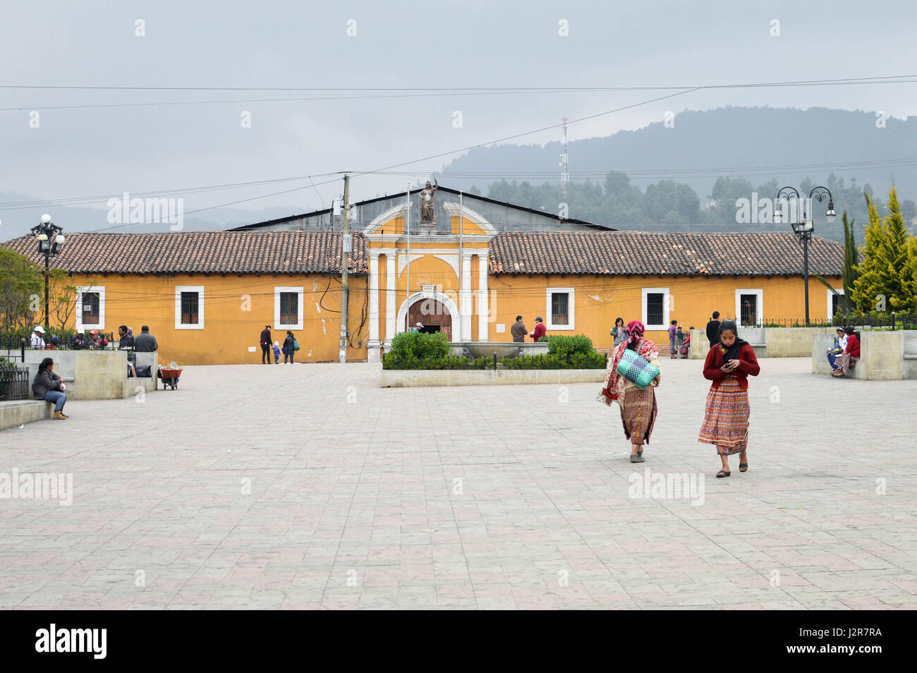 Totonicapan, Guatemala - Febbraio 10, 2015: popolo Maya passeggiare sulla piazza principale di una piccola città coloniale di Totonicapan in Guatemala. America centrale. Foto Stock