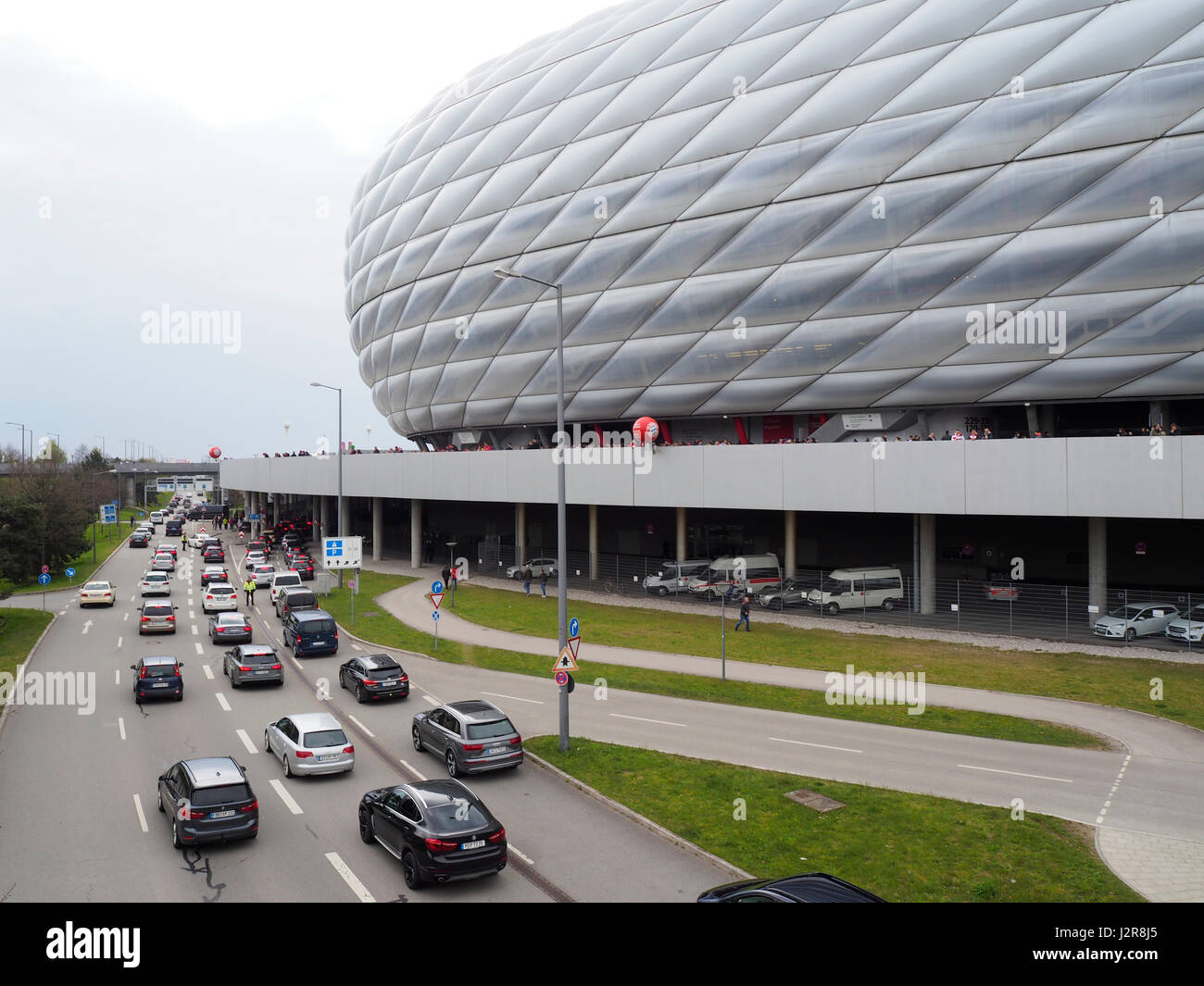 Monaco di Baviera, Germania - 22 Aprile 2017: il traffico al di fuori dei parcheggi di Allianz Arena football Stadium di Monaco di Baviera, Germania. Con 75'000 posti a sedere, Allianz Foto Stock