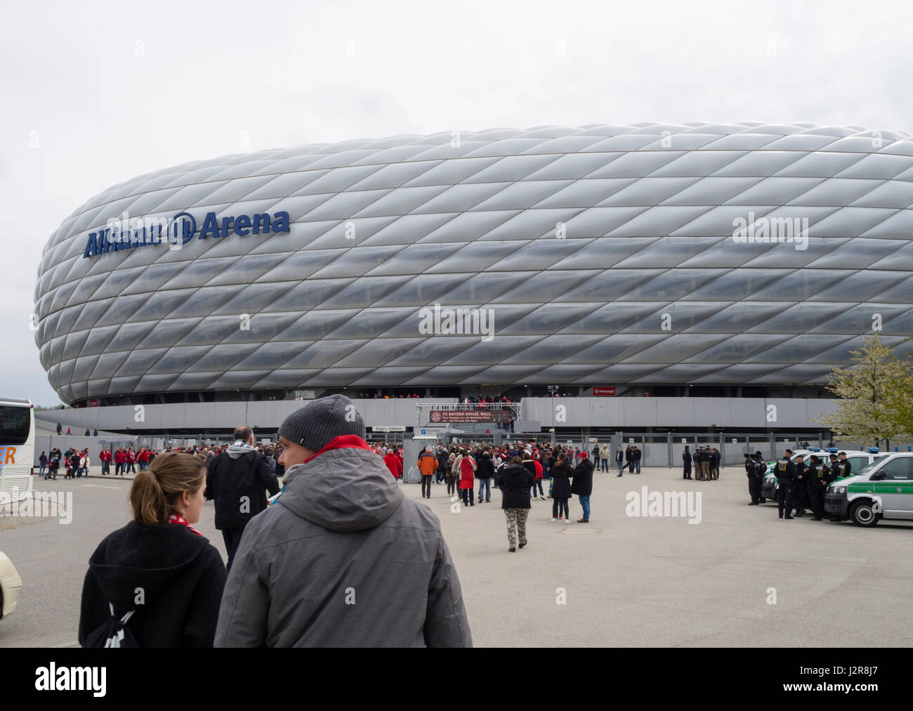 Monaco di Baviera, Germania - 22 Aprile 2017: gli appassionati di calcio sono di entrare in stadio di calcio Allianz Arena di Monaco di Baviera, Germania. Con 75'000 posti a sedere, Allianz Arena è Foto Stock