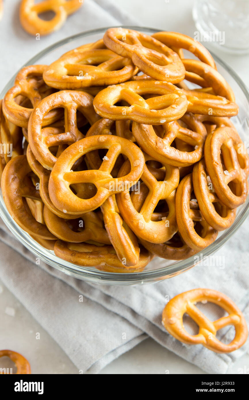 Il salato Mini pretzel con il sale in una ciotola - Casalinghi snack organico per la birra Foto Stock