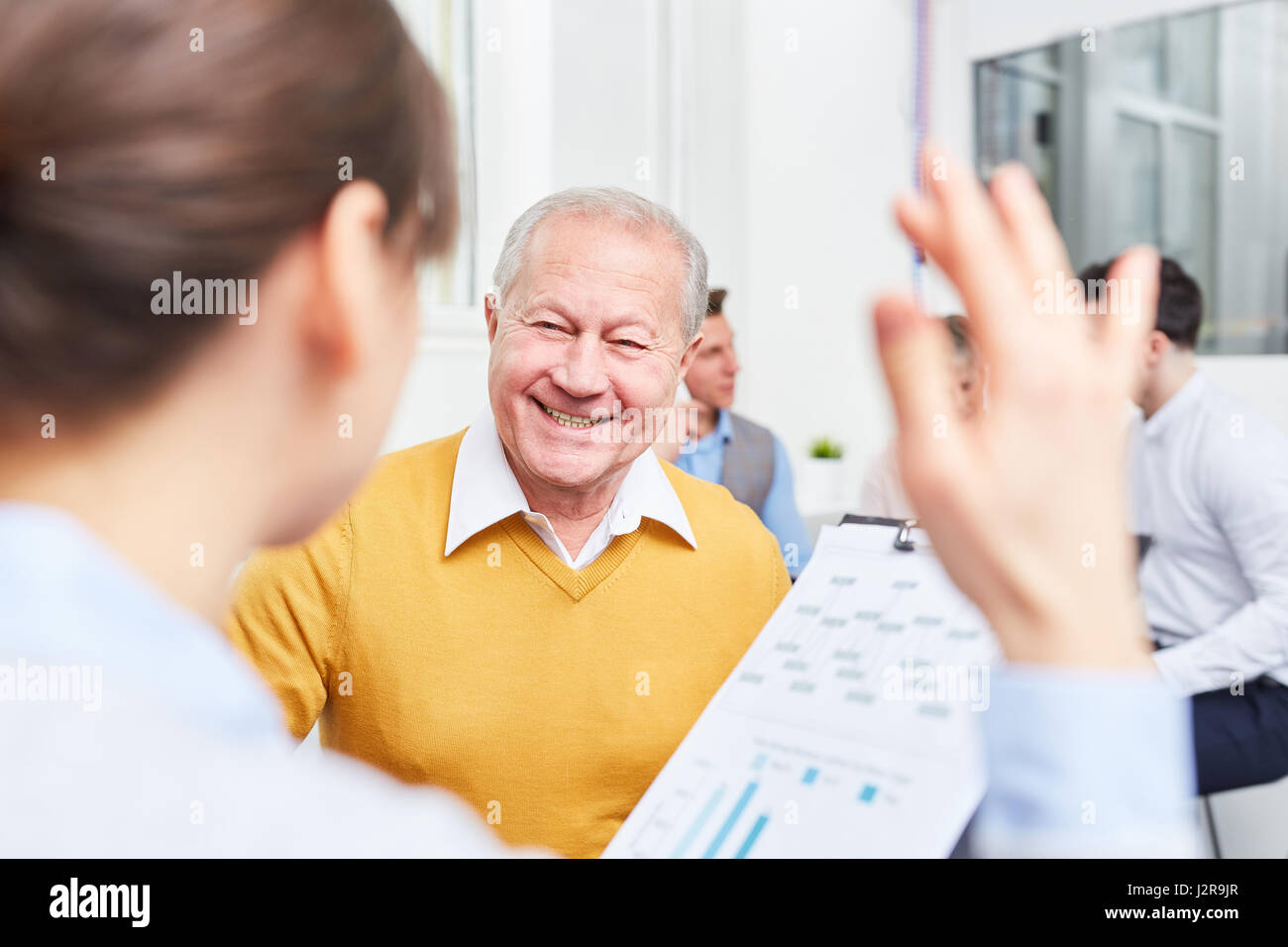 Senior sorrisi con gioia nella consulenza di business meeting Foto Stock