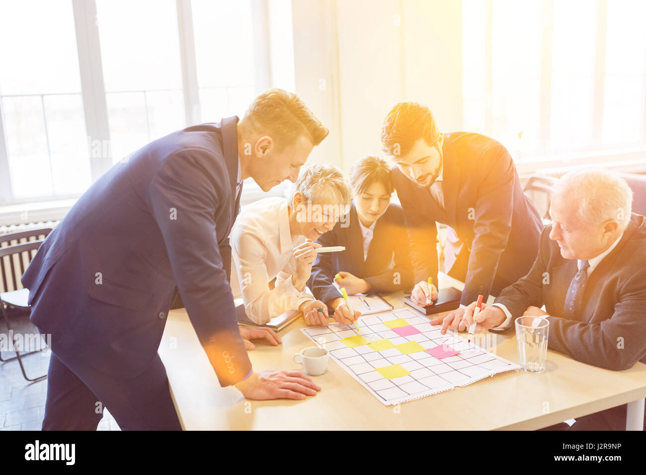 Il lavoro di squadra della formazione in officina teambuilding in sala conferenze Foto Stock