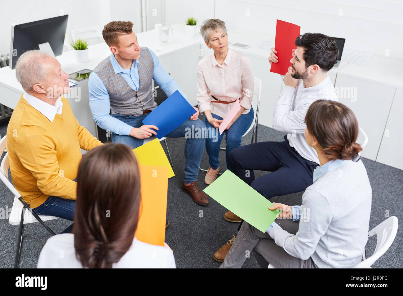 Il team di Business fare esercizio creativo con carta colorata Foto Stock