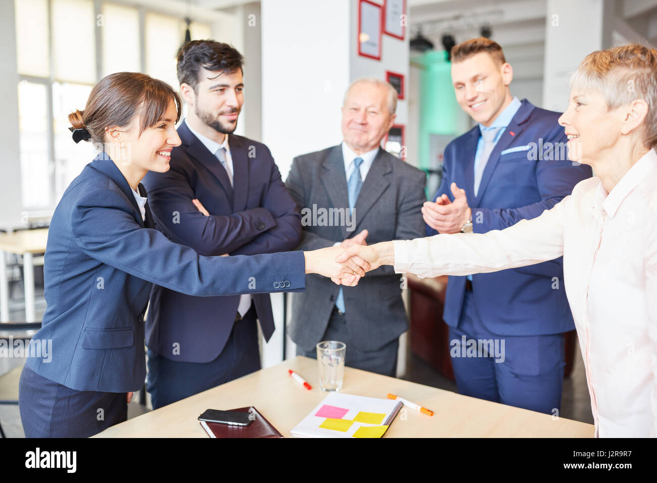 La gente di affari vicino accordo di partenariato con handshake Foto Stock