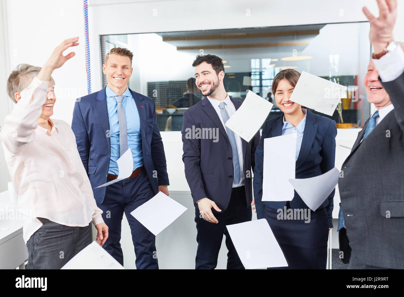 Il team di Business gettare la carta in aria come celebrazione del loro successo Foto Stock Il team di Business gettare la carta in aria come celebrazione del loro successo Foto Stock