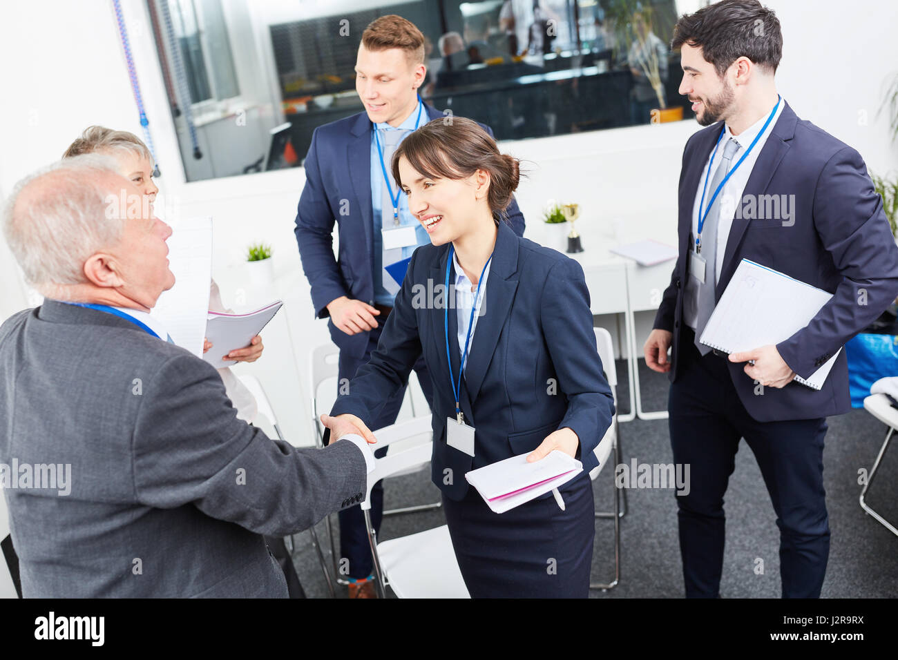 Imprenditrice condividi stretta di mano come segno di congratulazioni Foto Stock
