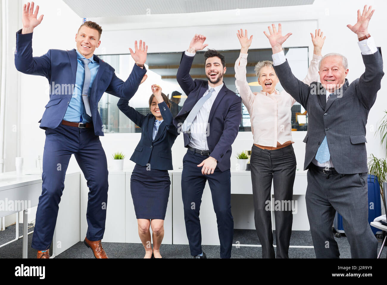 Il team di Business il tifo il loro successo con gioia Foto Stock