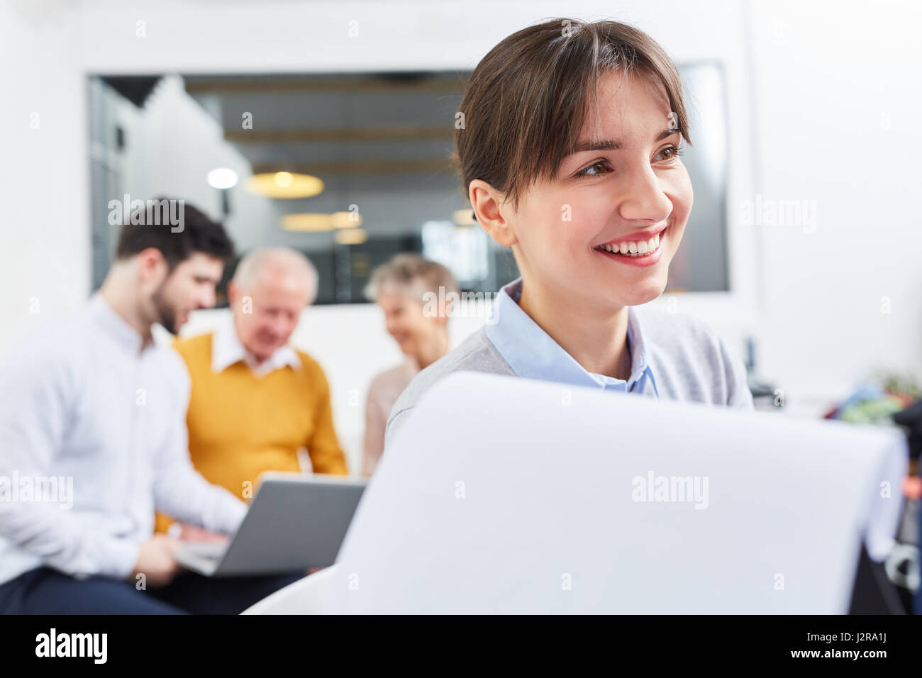 Giovane donna in applicazione del lavoro intervista per affari l'apprendistato Foto Stock