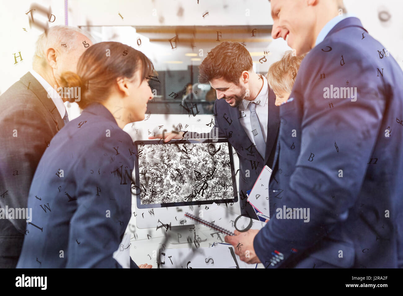 Contenuto digitale testo volare lontano dal monitor del computer Foto Stock