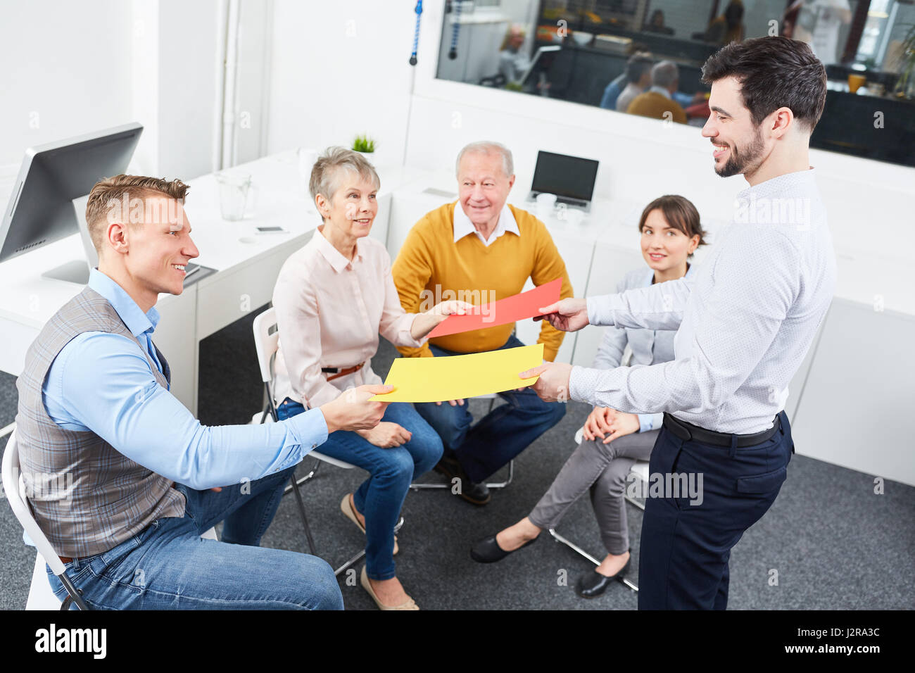 L'uomo come allenatore di business in officina di un team per lo sviluppo e la creatività Foto Stock
